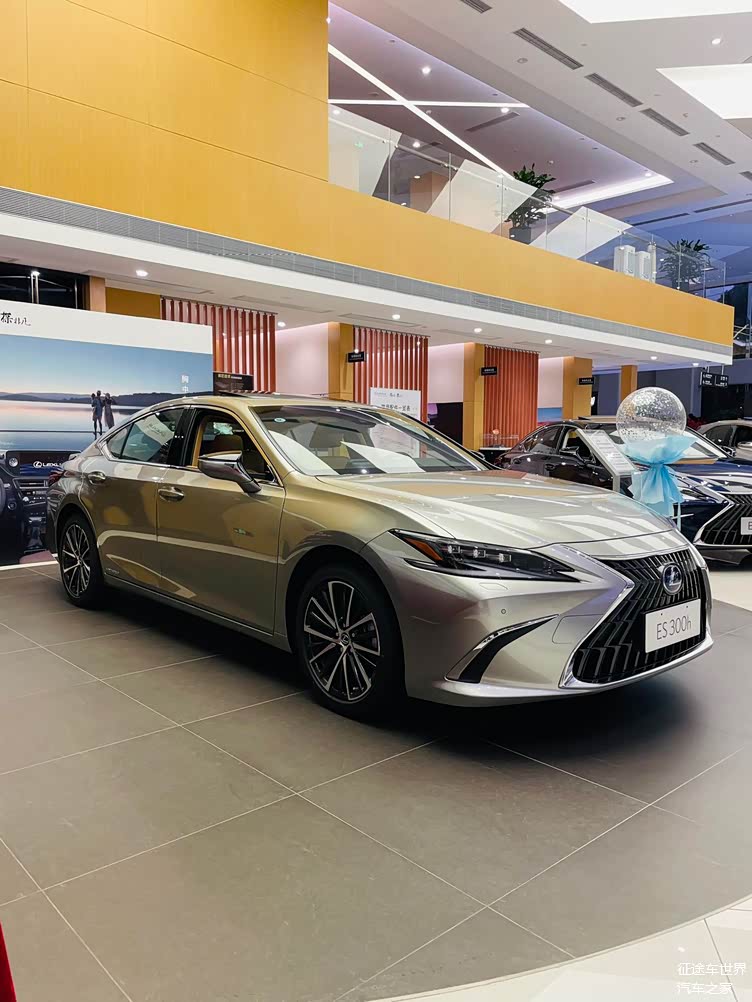 全新雷克萨斯es熔光晶色涂装耐看搭载20l发动机