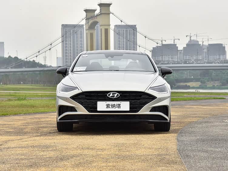 引自汽车之家图库全新索纳塔采用了溜背式造型,腰线也非常刚硬,和流畅