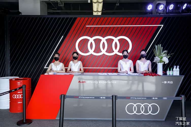 签到台的妹妹们等待迎接各位