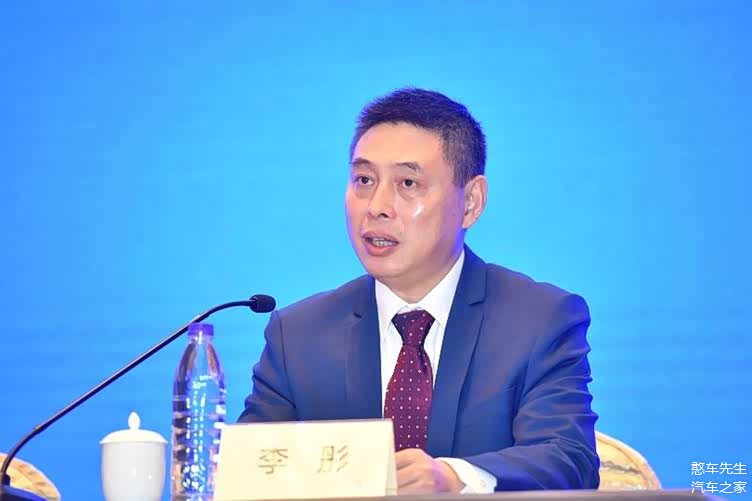 花都区空港经济管理委员会主任李彤介绍,花都区承担机场四跑道,五跑道