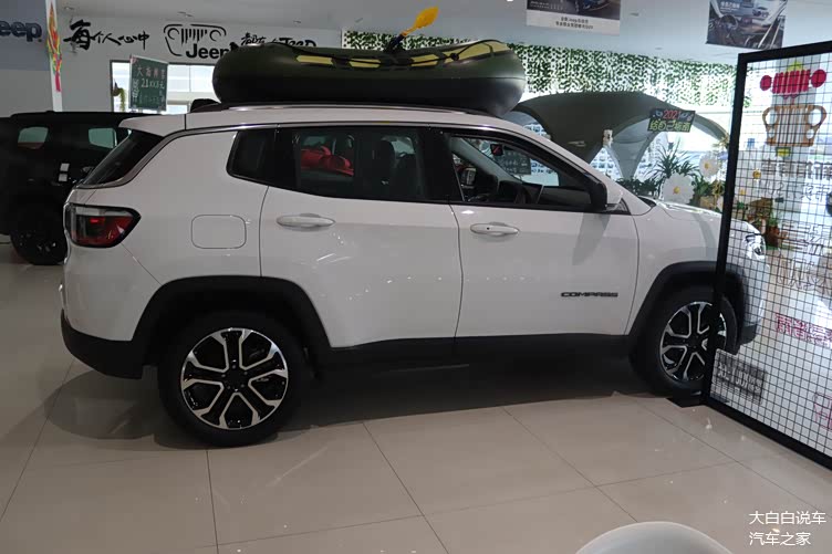 探店实拍2021款jeep指南者白色涂装显高级动力强劲心动吗