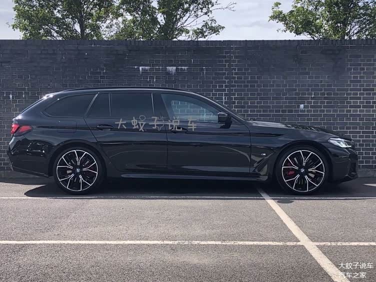 新款宝马540i旅行版实车全黑涂装运动感很强