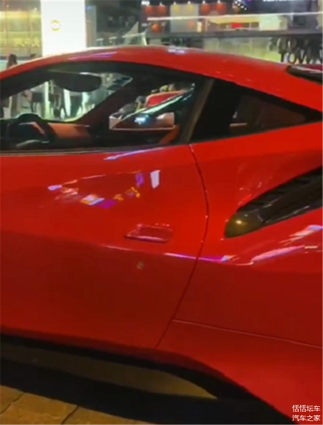 黑白拉花法拉利488pista车价7位数29秒破百挂沪c牌