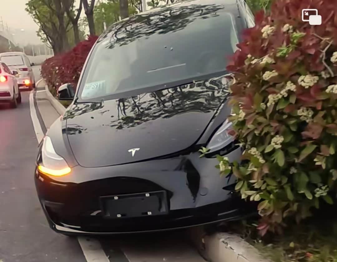 【文章】意外！车主喜提特斯拉model3，还没到家就撞了！近日一辆还悬挂着临牌的特斯拉model3在行驶途中撞至隔离带，问题不算大，遗憾的是车 ...