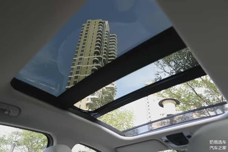 可开启式全景天窗的运用,让车内视觉空间进一步得到拓展.