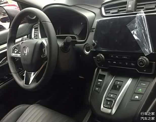 白色的本田皓影现身车展引来很多人的围观很像小一号的冠道