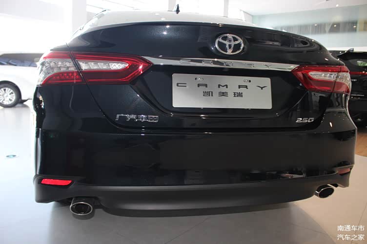 2021款丰田凯美瑞到店,黑色涂装显高级,内饰大气,动力输出稳定