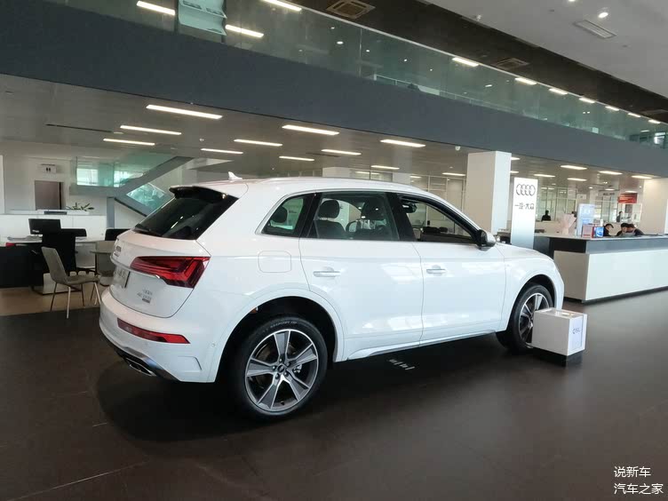 到店实拍：2022款奥迪Q5L，白色涂装显稳重，配2.0T+12V轻混系