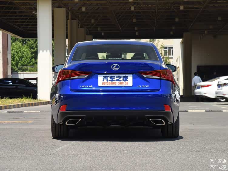 雷克萨斯is300颜值在线符合年轻人的审美