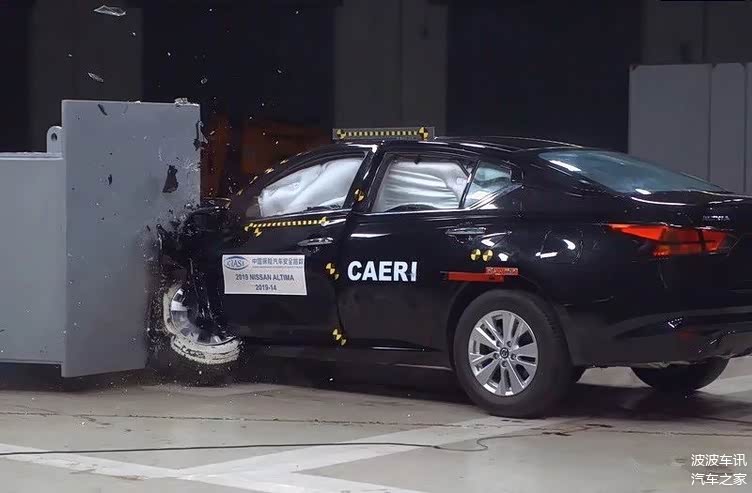 全新大众帕萨特中保研碰撞测试让人大跌眼镜,a柱变形