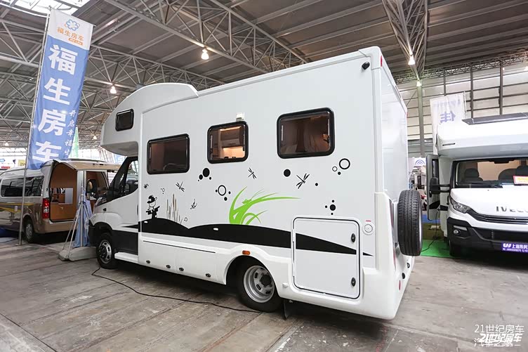 75万元起伟昊进口依维柯45t无拓展房车亮相上海展