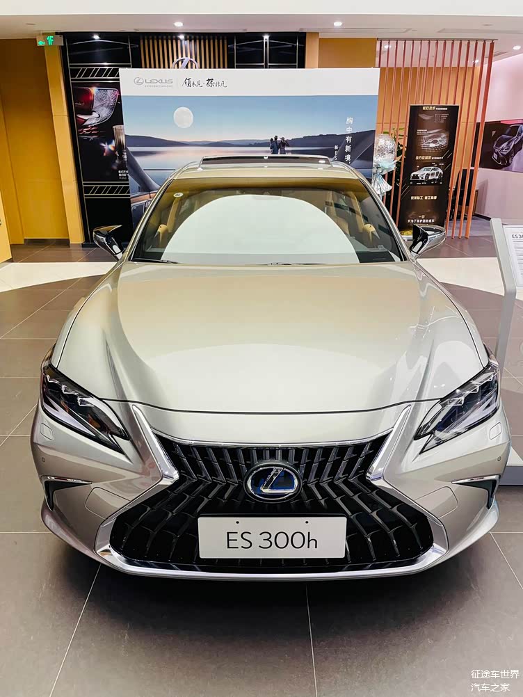 全新雷克萨斯es熔光晶色涂装耐看搭载20l发动机