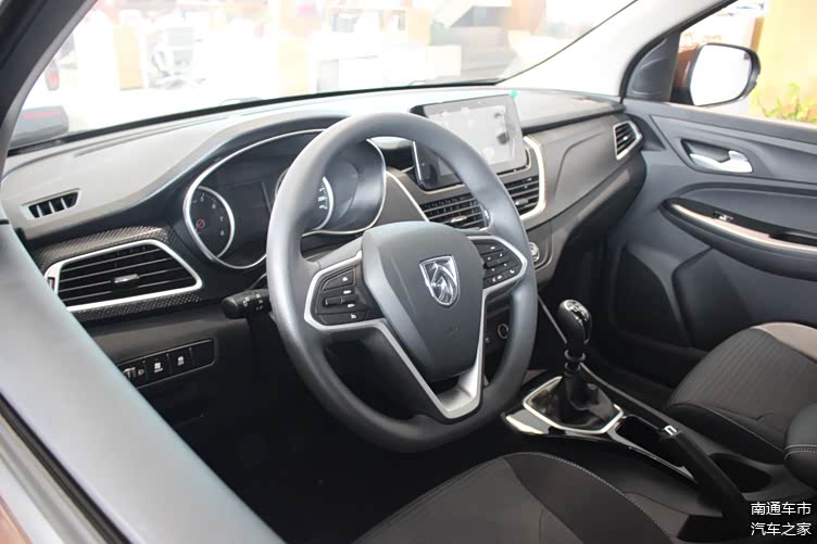 2021款宝骏730到店,外观稳重大气,空间表现出色,价格稳定!