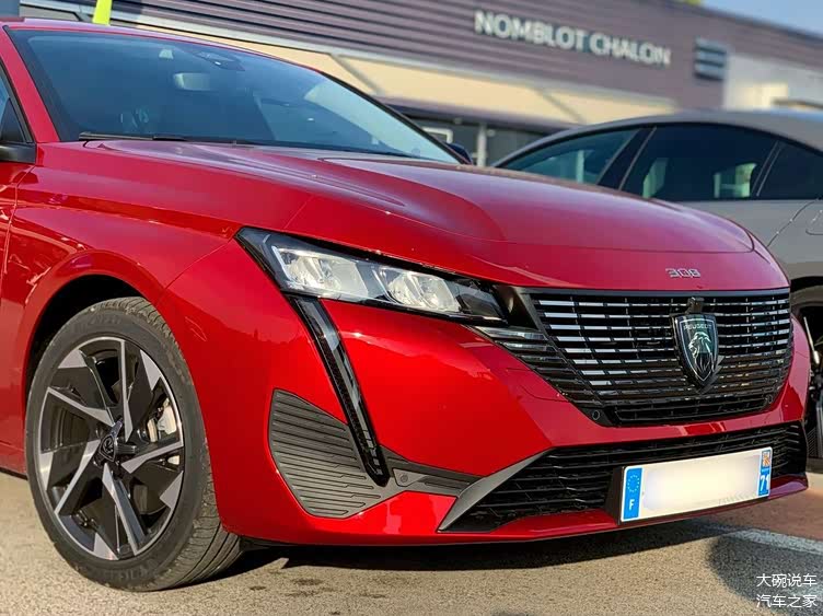 全新的换代颜值相当漂亮全新标致308海外实车