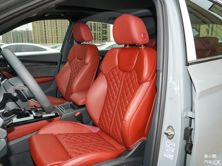 内饰方面,新车与老款车型保持一致,与奥迪q5l的内饰非常相似,车内标配