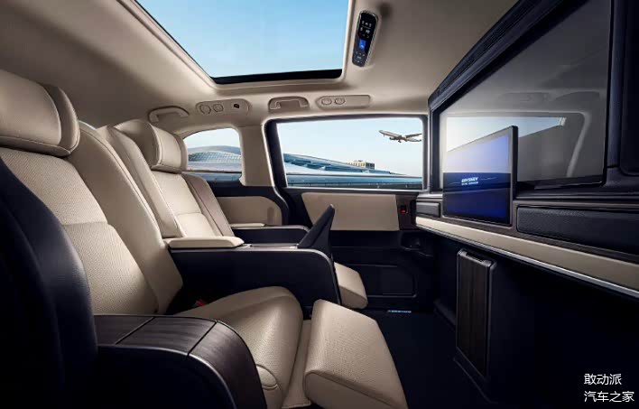 奥德赛除了2 2 3的七座布局外,还在近日上市了一款四座版车型,内饰