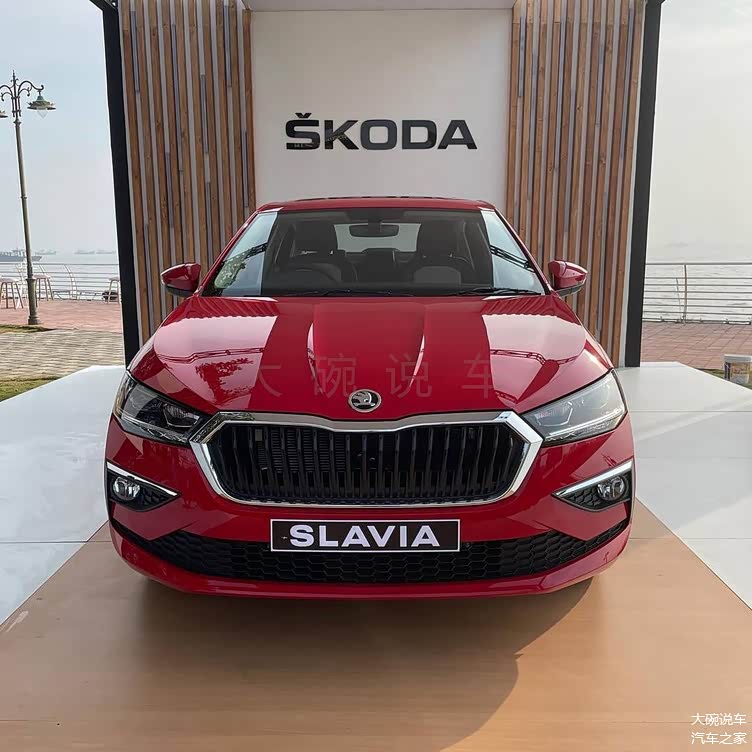 外形时尚运动 家族化的设计 全新斯柯达slavia海外实车
