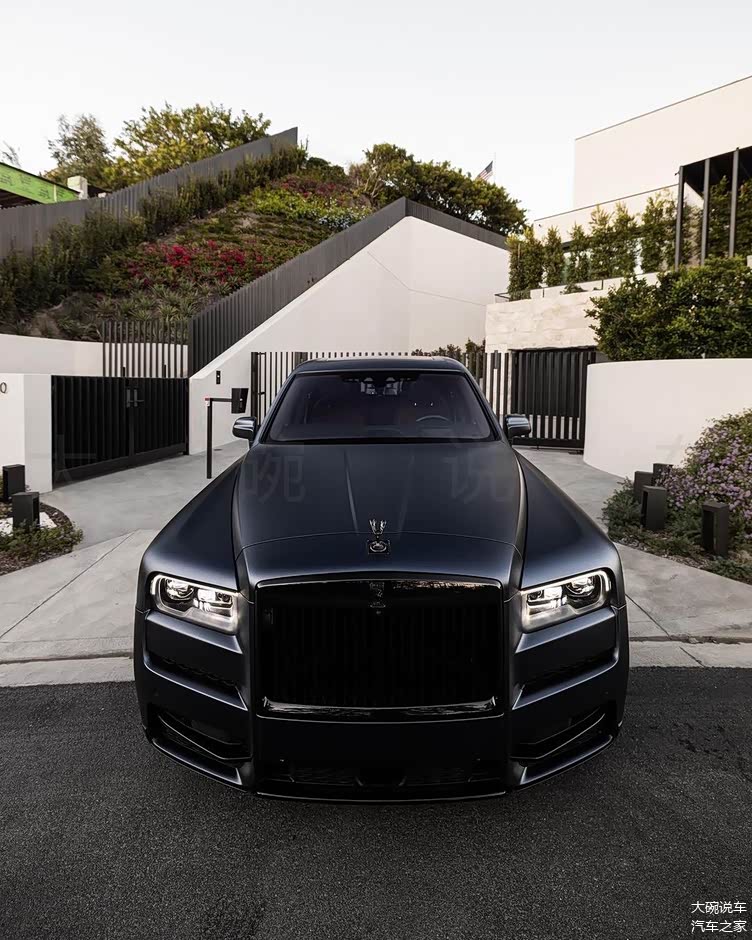 气场无敌 奢华范很强 搭载v12发动机 劳斯莱斯库里南海外街拍