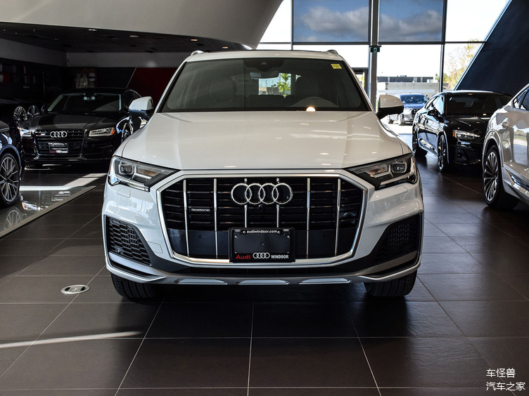 新款奥迪q7海外实拍图,定位中大型suv,魁梧身躯,气场更强