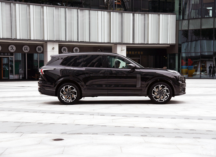 领克09"顶配版"亮相,一身黑,四排气!有望跑赢比亚迪唐