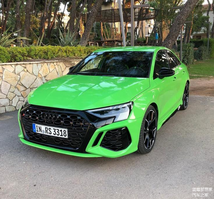 全新奥迪rs3三厢版海外街拍时尚绿色涂装搭载五缸引擎