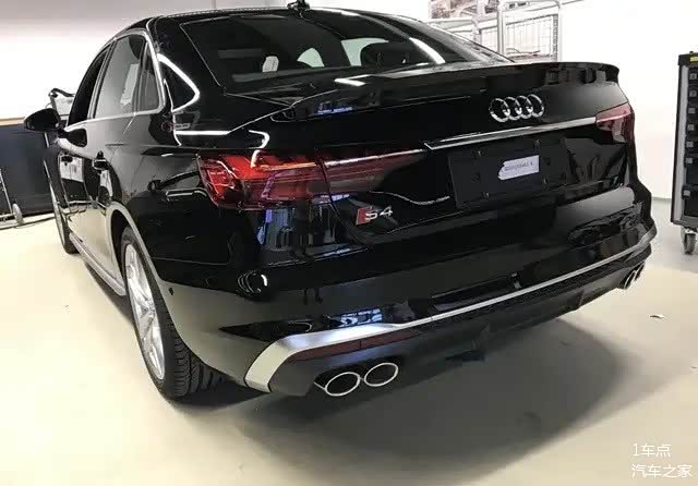 一组新款奥迪s4(参数|询价)实车进店的谍照来了,漆黑色的外表涂装显得