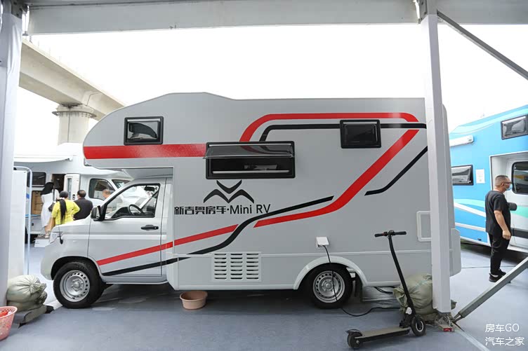 五菱神车竟有房车版能洗澡睡觉还有客厅这售价你不心动