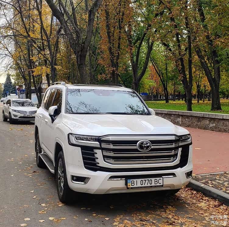 魁梧的身躯全新丰田兰德酷路泽海外街拍越野能力更为出色