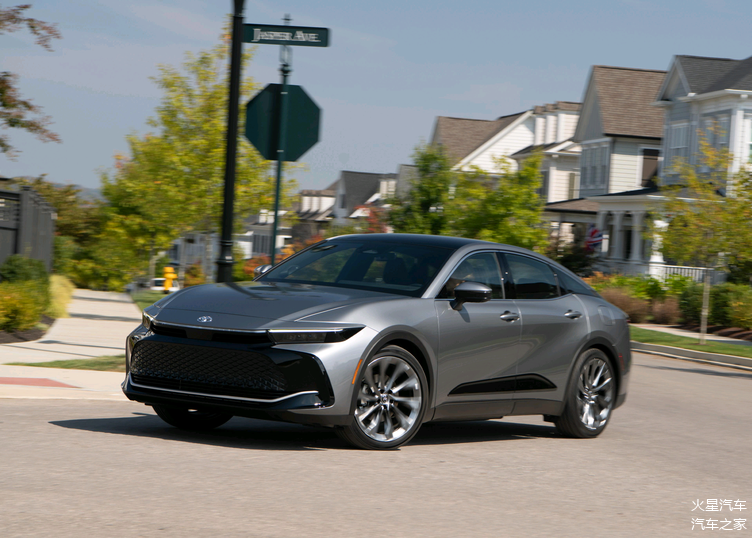 发布的首款车型为皇冠crossover,该车目前已经在日本