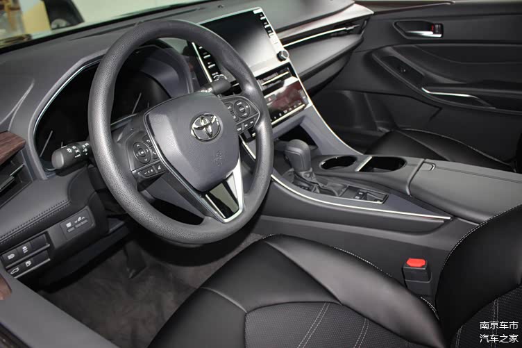 2021款丰田亚洲龙到店前脸很战斗内饰大方配25l8at