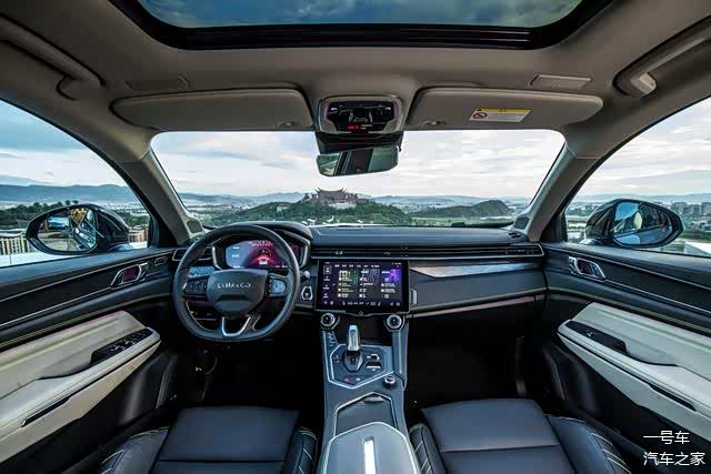 坐进车内,你会立刻被领克05的内饰所吸引.