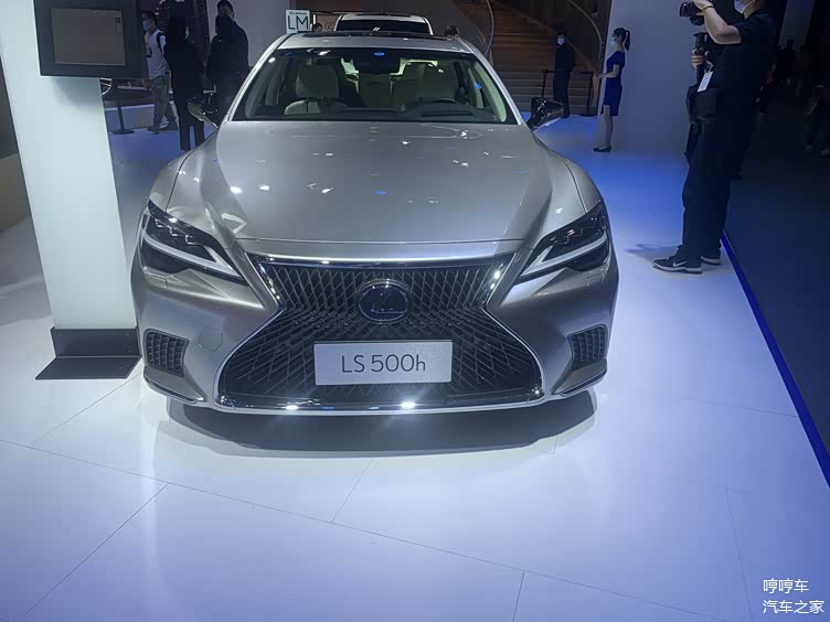 雷克萨斯ls500h实拍定位大型轿车搭载35lv6混动系统