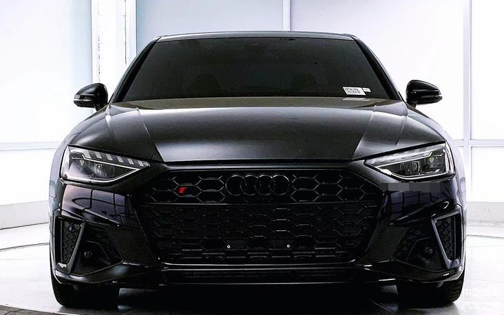 新款奥迪s4实车黑武士的造型看起来非常吸引人