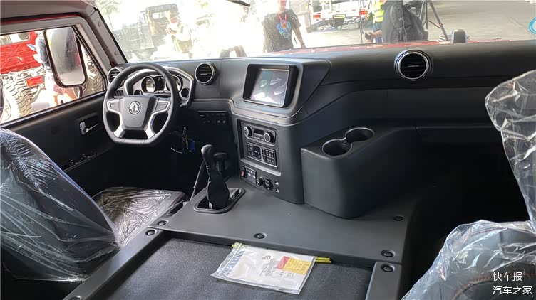 东风猛士逆行者500内饰