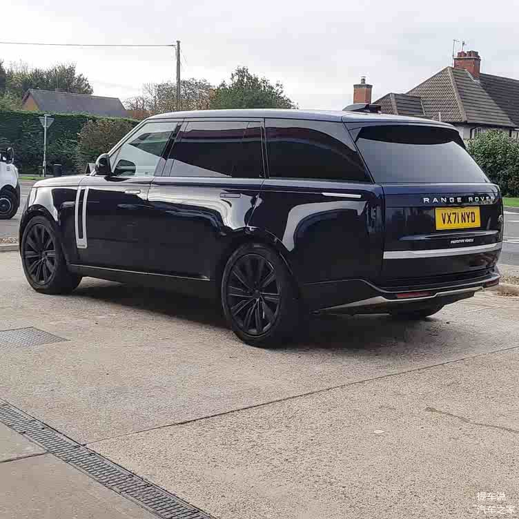 强动力高颜值全新路虎揽胜海外街拍简约又很有档次