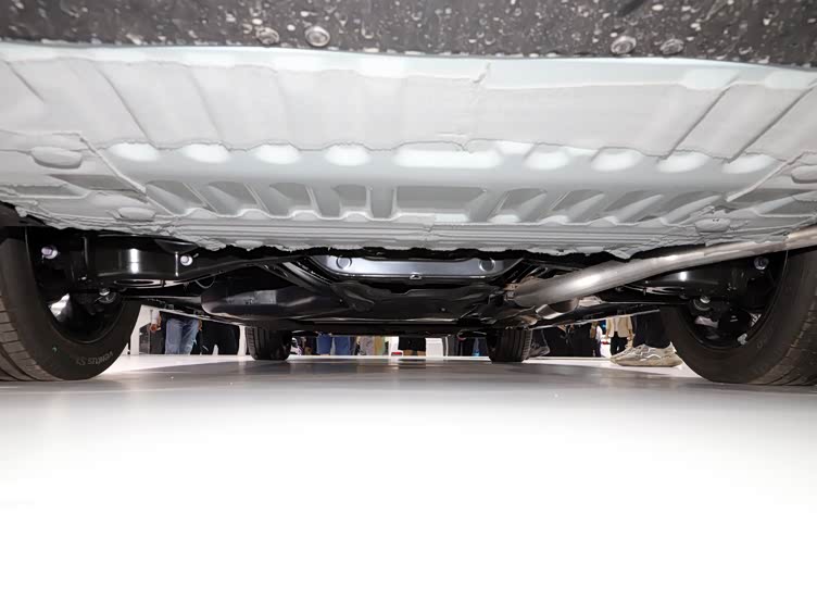 底盘采用前麦弗逊 后多连杆式独立悬架结构.