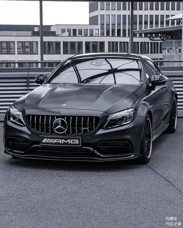 奔驰c63amg哑光黑色的外观超级的迷人