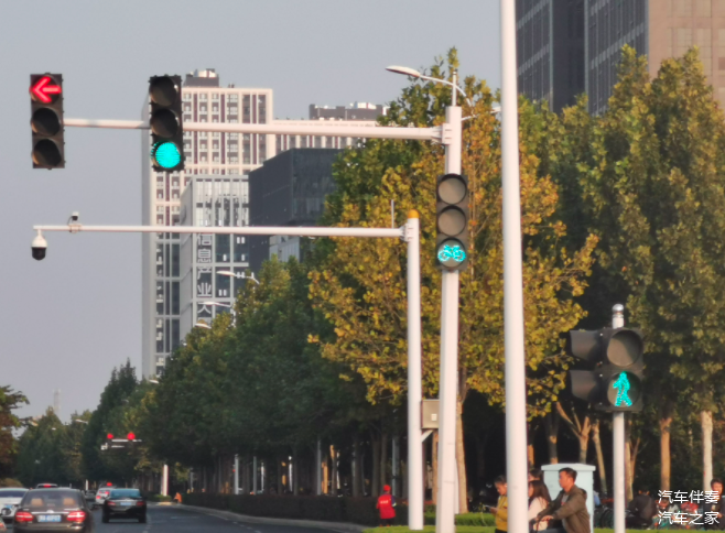 但是不同司机面对黄灯的态度不同,有些司机看到黄灯亮起后,会停车等待