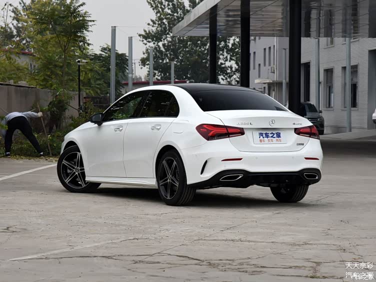 配图为a220l4matic外观方面,a220依旧延续了现款a级车型的造型设计