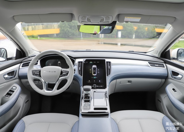 内饰方面,从设计角度看还是很惊艳的,尤其是中控14.1英寸2.
