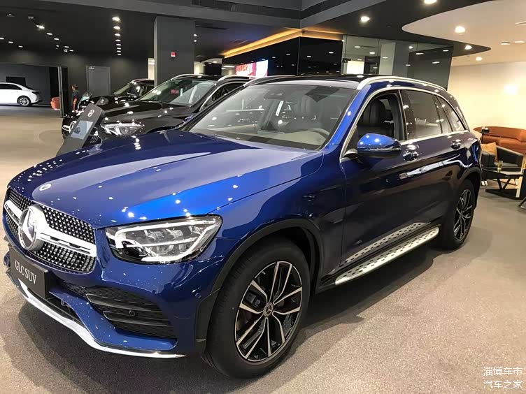 2022款奔驰glc到店宝石蓝色涂装质感足标配9at动力输出强劲