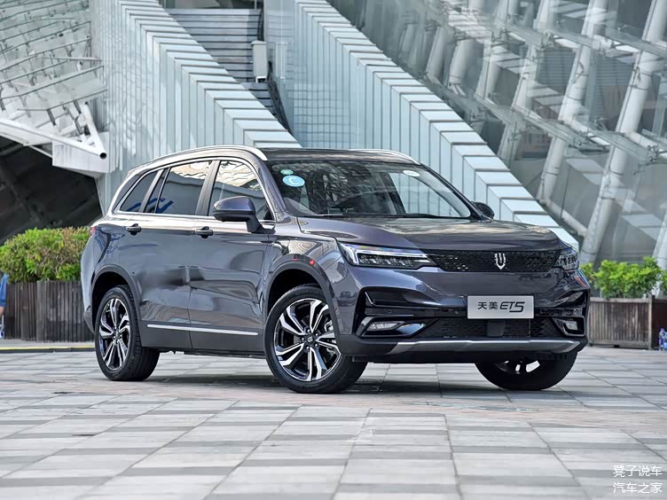 外观方面,采用了新能源汽车常用的封闭式格栅.