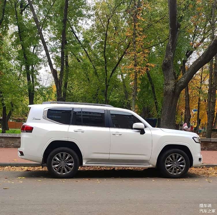 全新丰田兰德酷路泽海外街拍,魁梧大气的风格,气势不减当年!