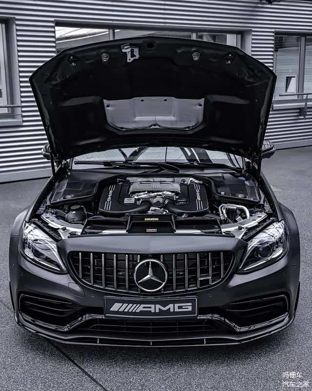 奔驰c63 amg,哑光黑色的外观,超级的迷人