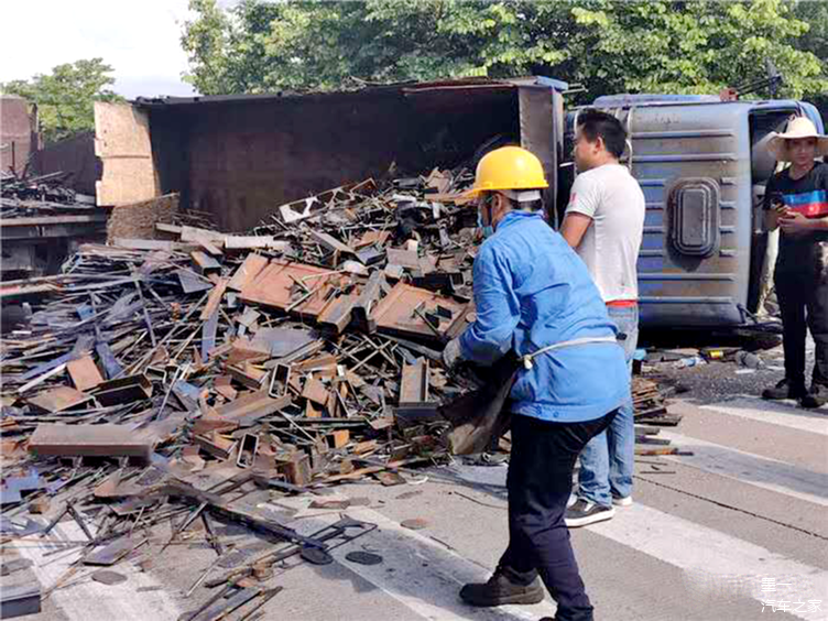 柳州市阳和大道货车侧翻废铁散落一地