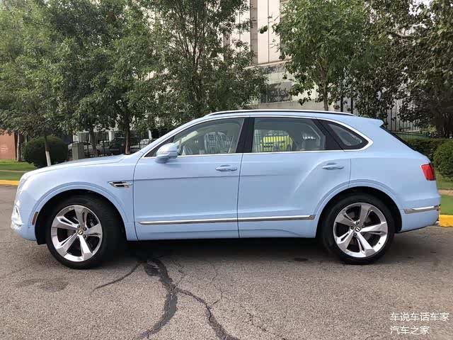 宾利添越,浅蓝色外观真好看,奢侈品牌就应该是这种特殊颜色