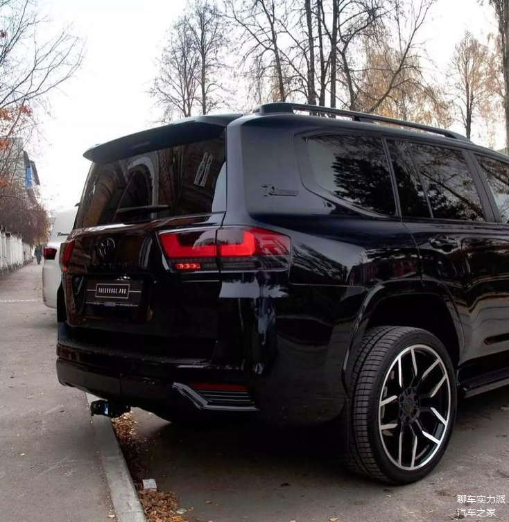 承载你的梦想全新丰田兰德酷路泽黑色车身尽显炫酷气质