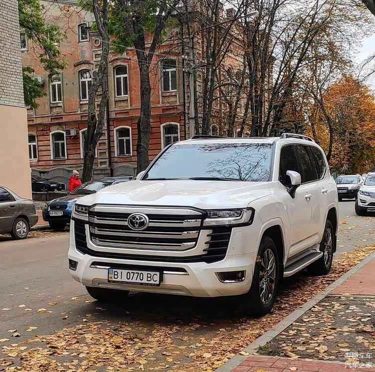 没有短板全新丰田兰德酷路泽海外街拍魁梧大气的风格