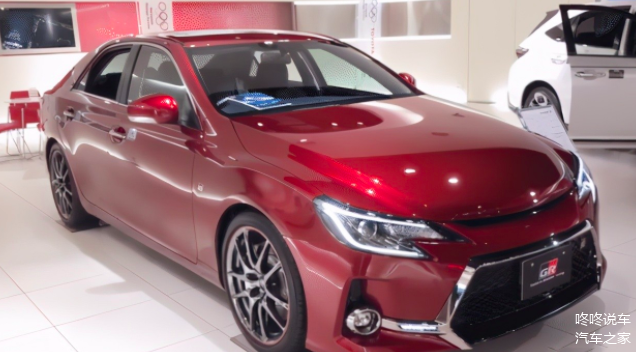 2021款丰田锐志实车配马自达直列6缸四排气孔是好车