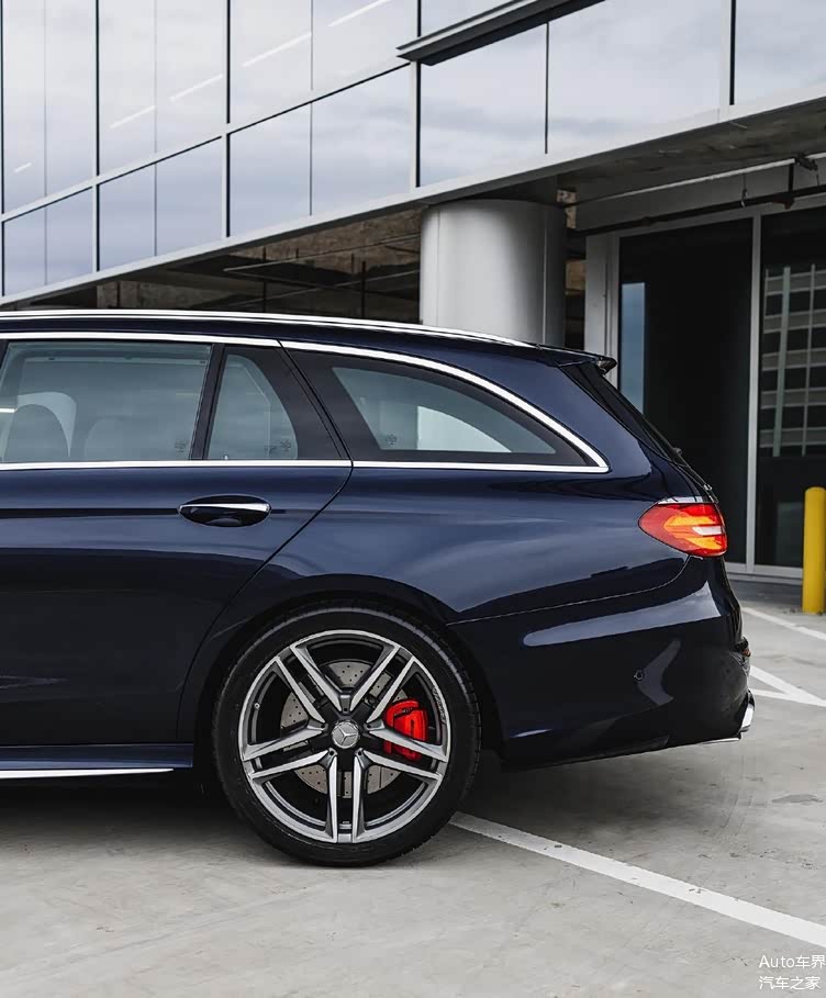 造型年轻运动堪称地表最强旅行车奔驰amge63s旅行版实车